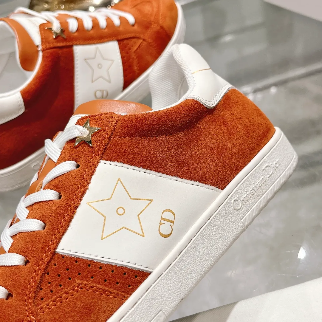 👟👟Ex-factory price 560👟👟Dior2024 new white shoes, Dior Dior Star women's sports shoes, very light summer white shoes. The upper is carefully made of imported suede, decorated with tonal suede panels, metal stars decorate the lace eyelets, and breathable mesh inside. The upper is punched and designed not to stuffy the feet. It is equipped with Christian Dior logo and thin soles. The thick sole is suitable for all seasons! Size: 35-41 (40 and 41 are customized and cannot be returned or exchanged)